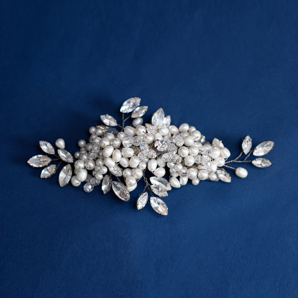 Decorative hairpiece with pearls and crystals 