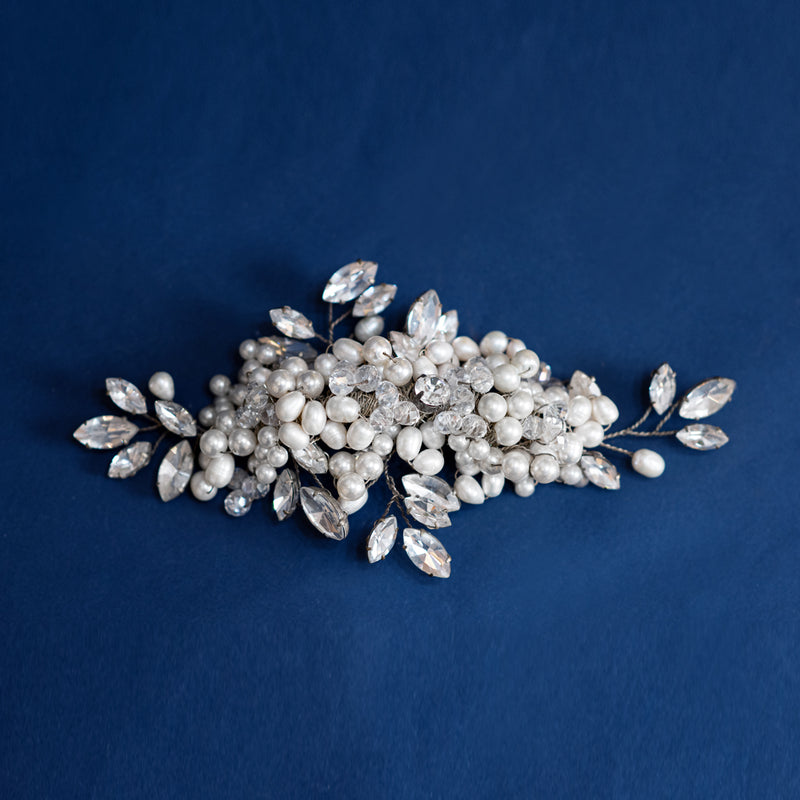 Decorative hairpiece with pearls and crystals 