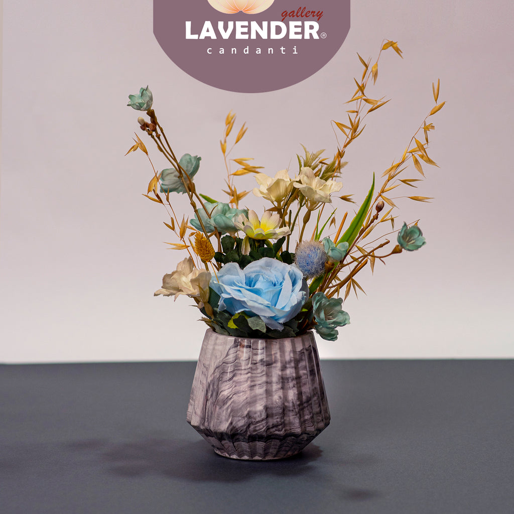 Floral arrangement in a vase 