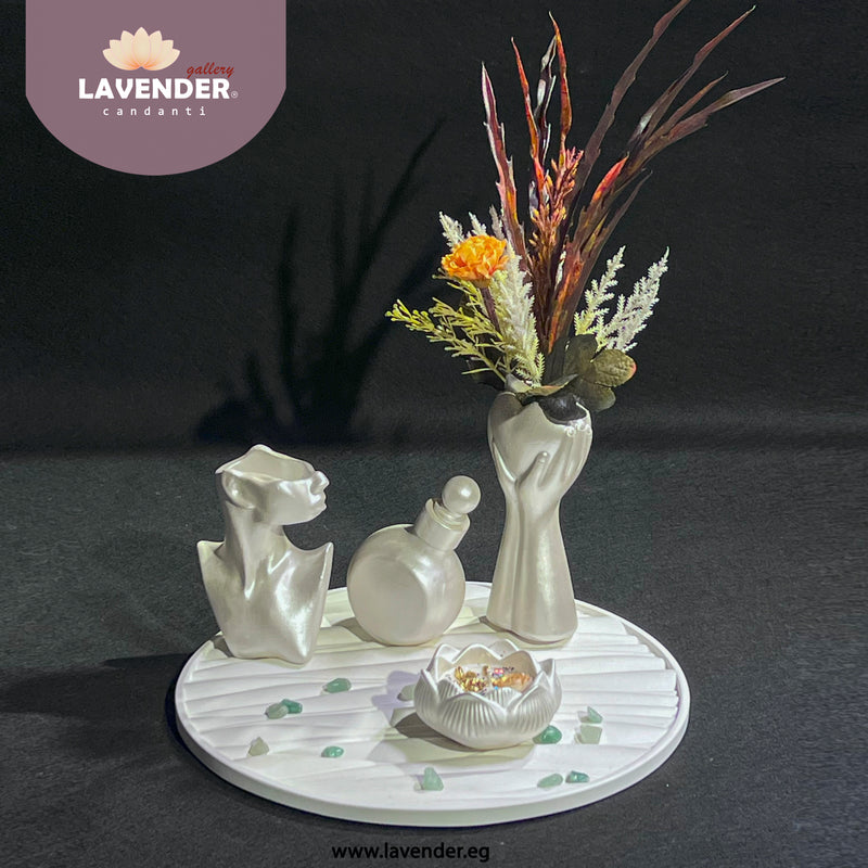 Decorative ceramic pieces with flowers 
